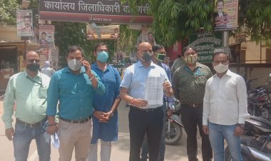 कोचिंग संचालकों ने डीएम के माध्यम से सीएम को सौंपा पत्रक, कोचिंग खोलने की मांग..