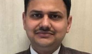 वाराणसी में ऑक्सीजन सिलेंडर की ब्लैक मार्केटिंग रोकने के लिए जिला प्रशासन ने कसी कमर, बोले जिलाधिकारी घबराए नहीं, कोविड मरीजों के लिए समस्त सुविधाएं उपलब्ध