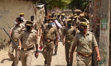 वोटिंग से पहले बबुरी पुलिस का फ्लैग मार्च..