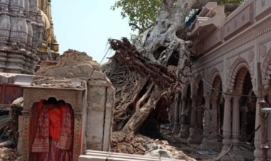 ऐतिहासिक अक्षयवट मन्दिर गिरा, महंत ने कहा अनिष्ट होने के संकेत..