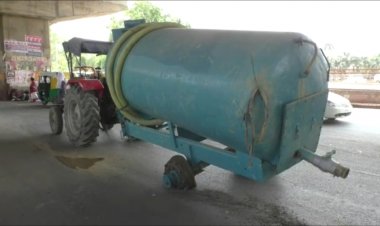 बीच सड़क पर फटा वाटर टैंकर का टायर, बाल-बाल बचे लोग