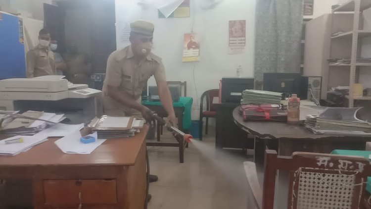 कोरोना के कहर को रोकने के लिए पुलिस ऑफिस को किया गया सैनिटाइजेशन