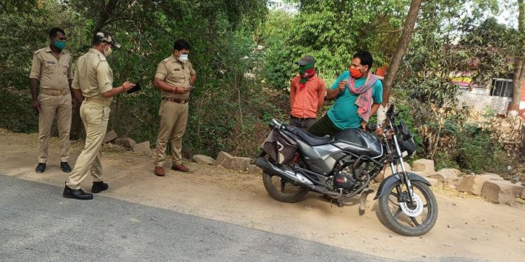 थानाप्रभारी सत्येंद्र सिंह ने काटा चालान दी हिदायत..