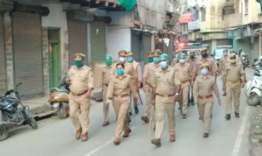 पुलिस कमिश्नर ए. सतीश गणेश के निर्देशन पर समस्त वाराणसी में पुलिस ने किया शक्ति प्रदर्शन..
