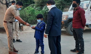 कोविड-19 के तीसरे लहर से पूर्व थानाध्यक्ष सत्येंद्र विक्रम सिंह ने बच्चों में बांटा मास्क