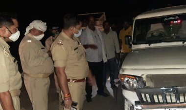 बबुरी थाना क्षेत्र के पांडेपुर में ट्रक और बोलेरो में हुई टक्कर,मौके पे थाना प्रभारी बबुरी ...