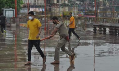 युवक को लाठी मारने की तस्वीर हुई थी वायरल, अस्सी चौकी के दरोगा  हुए लाइन हाजिर...