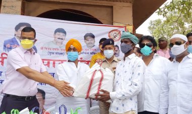 वाराणसी व्यापार मंडल ने बढ़ाया मदद का हाथ, नाविकों में बांटा खाद्यान्न पैकेट...