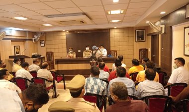 कोरोना गाइडलाइन को लेकर पुलिस की व्यापारियों संग हुई बैठक...