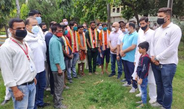 कांग्रेस ने वृक्षारोपण कर किया माली और सफाईकर्मियों को सम्मानित...