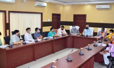 ज्यादा पैसे वसूलने वाले प्राइवेट अस्पतालों के विरुद्ध हो कड़ी कार्रवाई, सेनेटाइजेशन में न हो लापरवाही: मंत्री आशुतोष टण्डन