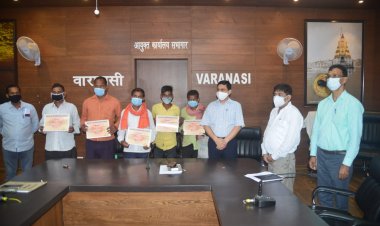 आपदा राहत सहायता योजना के तहत बनारस के श्रमिकों को मिला आर्थिक मदद...