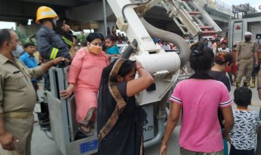 आग में फंसे लोगों को अग्नि शमन दल ने निकाला...
