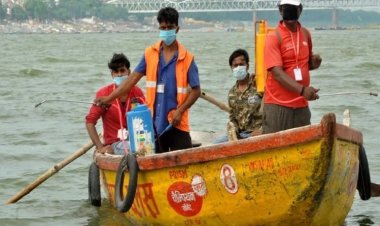 शैवाल को खत्म करने के लिए गंगा में सॉल्यूशन का छिड़काव...