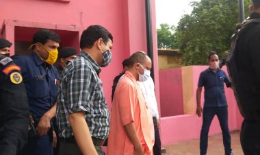 बनारस पहुंचे सीएम योगी आदित्यनाथ ने किया सीएचसी का निरीक्षण...