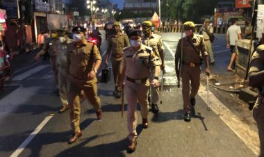 पुलिस अधिकारियों ने पैदल गश्त कर शराब की दुकानें की चेक...