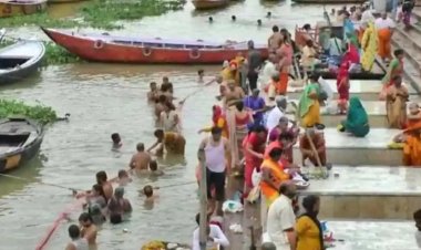 गंगा घाट पर पहुंचे स्थानीय लोग, लगाई पुण्य की डुबकी...