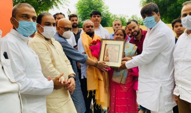 टोक्यो ओलंपिक के लिए हॉकी टीम में चयनित ललित के अभिभावकों को  कांग्रेस ने किया सम्मानित...