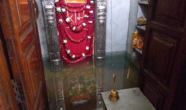 बनकटी हनुमान मंदिर में घुसा सीवर का गंदा पानी...