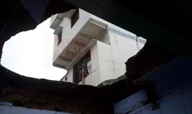जर्जर मकान गिरने से दो घायल, कीमती सामान क्षतिग्रस्त...