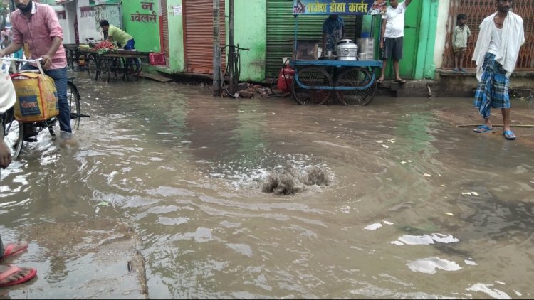 बारिश ने खोली विकास के दावे की पोल, जलजमाव और फिसलन से चोटिल हो रहे राहगीर...