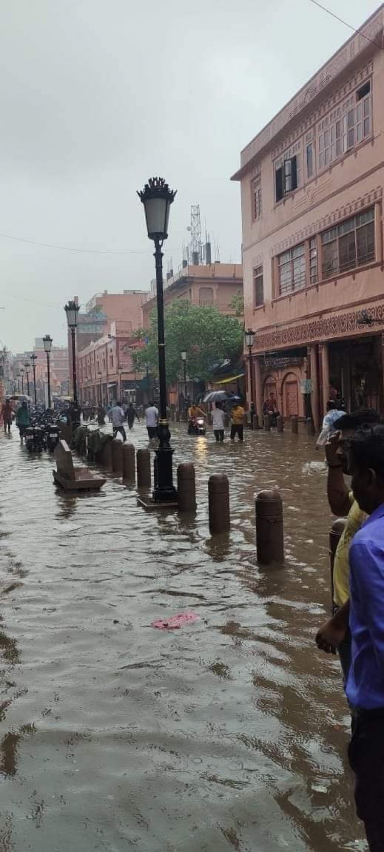 बारिश से पूरे शहर में जलजमाव, पानी भरने से वाहन चालक परेशान...