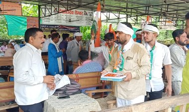 कांग्रेस नेताओं ने महंगाई का, मिठाई बांटकर किया विरोध...