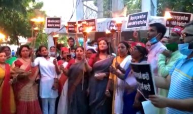 चुनाव में महिलाओं पर हुए अत्याचार के विरोध में निकला मशाल जुलूस...