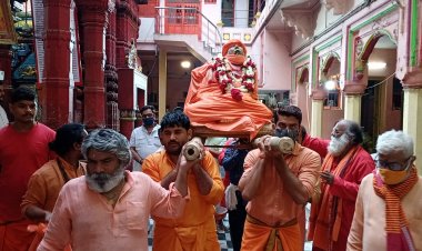 अन्नपूर्णा मन्दिर के महंत रामेश्वरपुरी को दी गई भू-समाधि, नम आंखों से दी गई विदाई...