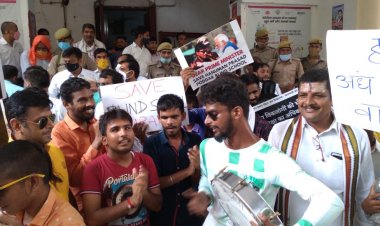 जिला मुख्यालय पहुंचकर दृष्टिबाधित छात्रों ने दर्ज करवाया विरोध...