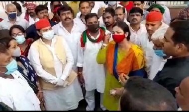 मारपीट की पीड़िता से बीएचयू ट्रामा सेंटर मिलने पहुंचा सपा का प्रतिनिधिमंडल, प्रशासन ने रोका तो बैठ गए धरने पर...