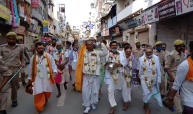 पहले सोमवार को यादव बंधुओं ने किया जलाभिषेक, निभाई परम्परा...