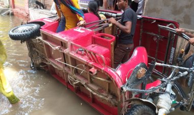 ई-रिक्शा पलटने से महिलाएं-बच्चे चोटिल, ओवरफ्लो सीवेज बना कारण...