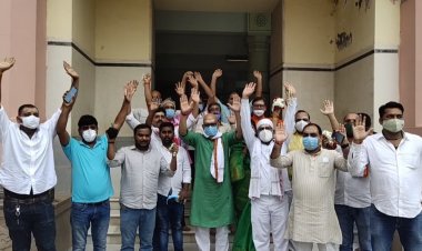 कार्यकर्ताओं संग बीएचयू विश्वनाथ मंदिर में अजय राय ने किया दर्शन-पूजन, की संक्रमण मुक्ति की कामना..