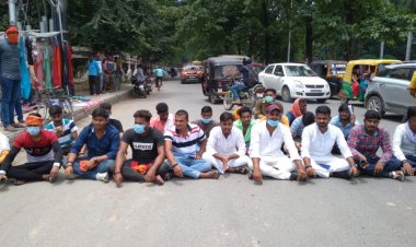 शिलापट्ट टूटने से नाराज छात्रों ने दिया धरना, एडीसीपी के समझाने पर माने...