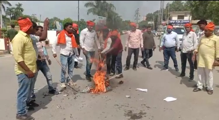 फूंका गया ओपी राजभर और ओबैसी का पुतला, राष्ट्रद्रोह की मांग...