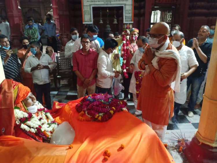 अजय राय सहित कांग्रेस नेताओं ने अर्पित की अन्नपूर्णा मंदिर के महंत को श्रद्धांजलि...