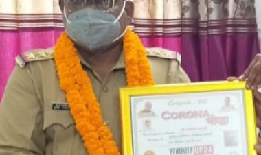 कोरोना योद्धा का सम्मान प्रमाण पत्र देकर थाना प्रभारी रोहनिया को सम्मानित किया गया...