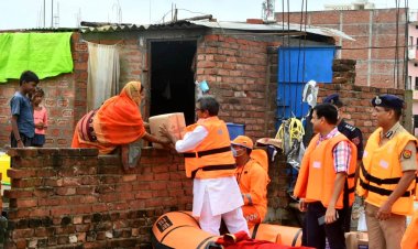 राज्यमंत्री संग बाढ़ का जायजा लेने निकले डीएम, बोले हर बाढ़ पीड़ित तक पहुंचे राहत सामग्री, जरुरुत होने पर मिलाएं हेल्पलाइन...