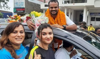 ओलंपिक में देश को कांस्य पदक दिलाने वाली हॉकी टीम के खिलाड़ी ललित पहुंचे बनारस, हुआ भव्य स्वागत