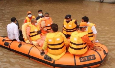 सीएम बाढ़ ग्रस्त क्षेत्र का किया दौरा, पीड़ितों से जाना हाल, राहत सामग्री का भी किया वितरण...