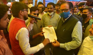 श्री हनुमान प्रसाद पोद्दार अंध विद्यालय के आंदोलनरत छात्रों से मिले सतीश मिश्रा...