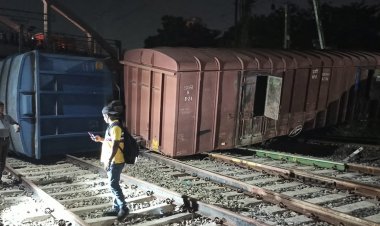 रेलवे स्टेशन के पास मालगाड़ी की पांच बोगियां पलटी, मौके पर कर्मचारी