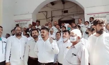 स्टाम्प की कमी को लेकर अधिवक्ताओं में आक्रोश, डीएम पोर्टिको पर प्रदर्शन