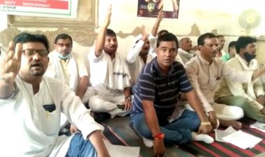 कांग्रेस पार्षद दल ने किया प्रदर्शन, नगर निगम में गबन के आरोपियों पर कार्रवाई की मांग