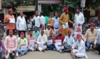 व्यापारी मनीष गुप्ता हत्याकांड को लेकर जिला मुख्यालय पर सपा कार्यकर्ताओं ने किया प्रदर्शन