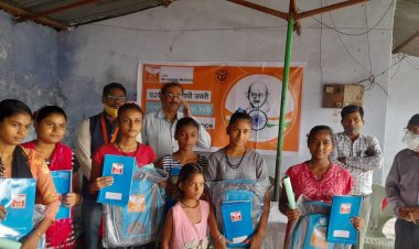 गांधी जयंती को NLR India फाउंडेशन के तत्वाधान में गंगा कुष्ठ आश्रम में गांधी जी के प्रतिमा पर माल्यार्पण करके शुभारंभ किया