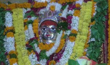 शारदीय नवरात्र के पहले दिन माँ शैलपुत्री मन्दिर मे लगी भक्तो की भीड़