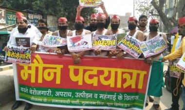 सरकार के खिलाफ सपा कार्यकर्ताओं ने किया अर्धनग्न मौन  प्रदर्शन, जमकर की नारेबाजी