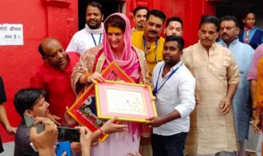 माँ कुष्माण्डा देवी दुर्गाकुंड मंदिर में दर्शन-पूजन की प्रियंका गाँधी